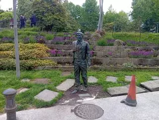 La estatua de Moncho Reboiras en Santiago aparece vandalizada con pintura roja