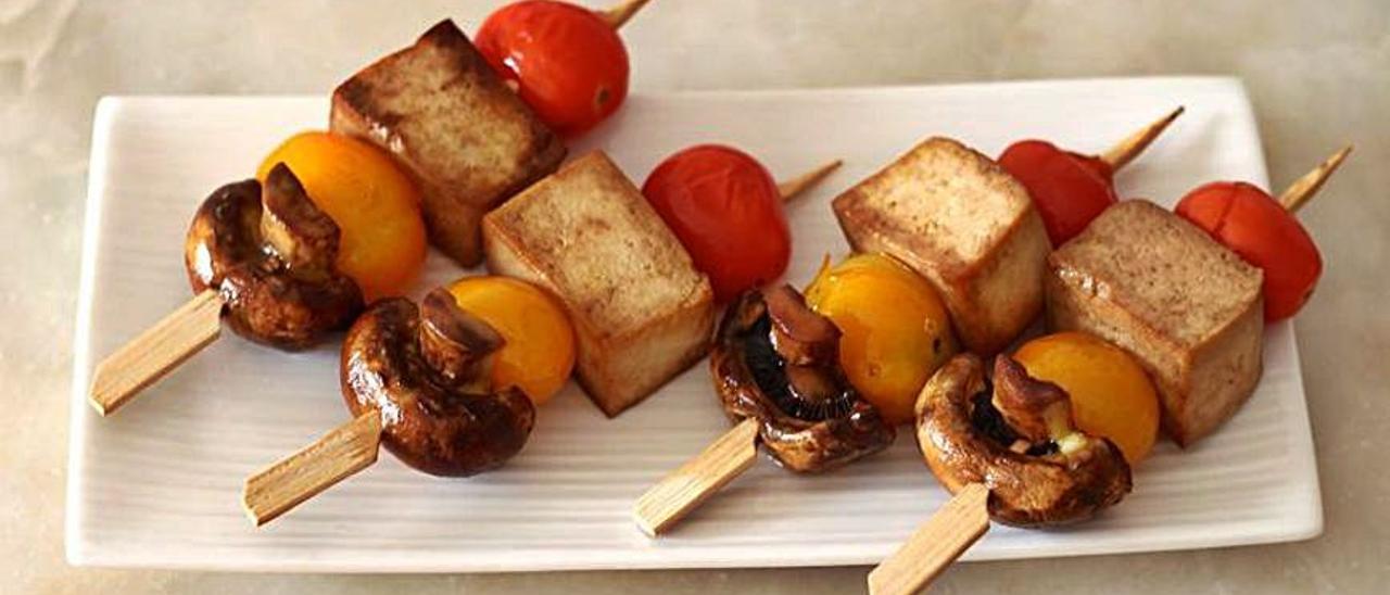 BROCHETAS DE TOFU BRASEADO