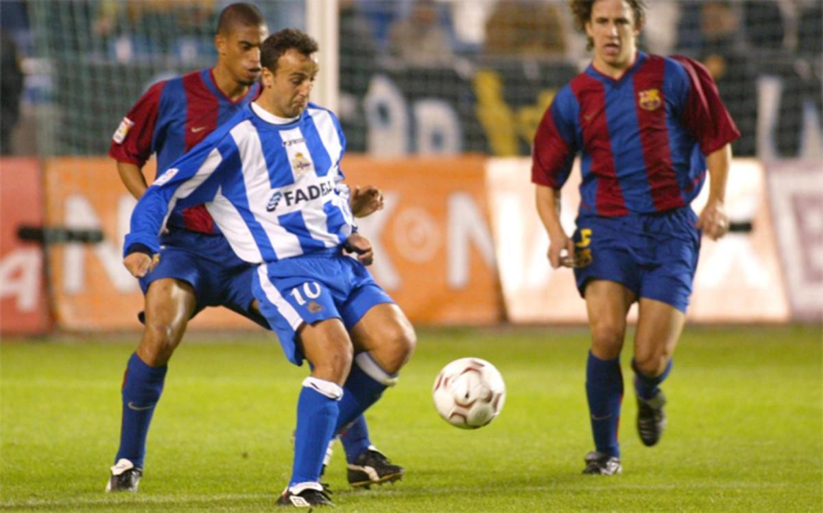 Fran González, ante Reiziger y Puyol en un Deportivo-Barça