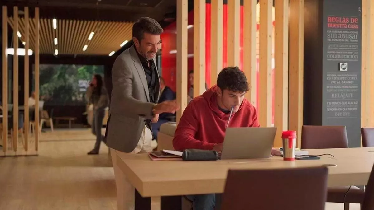 Arturo Valls ficha a un becario para su gran proyecto publicitario. Ya lo puedes ver en el capítulo 2 de ‘Café para Cinco’