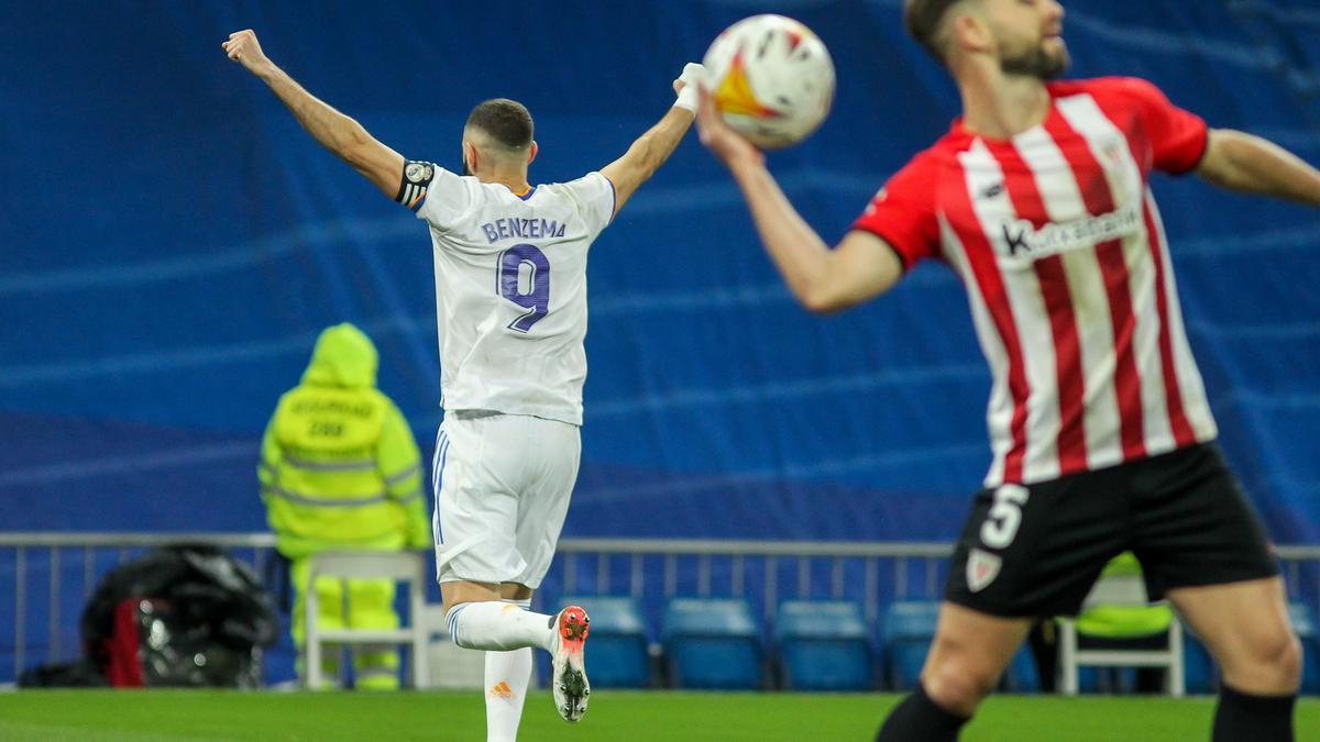 Karim Benzema celebra un gol en el Bernabéu.