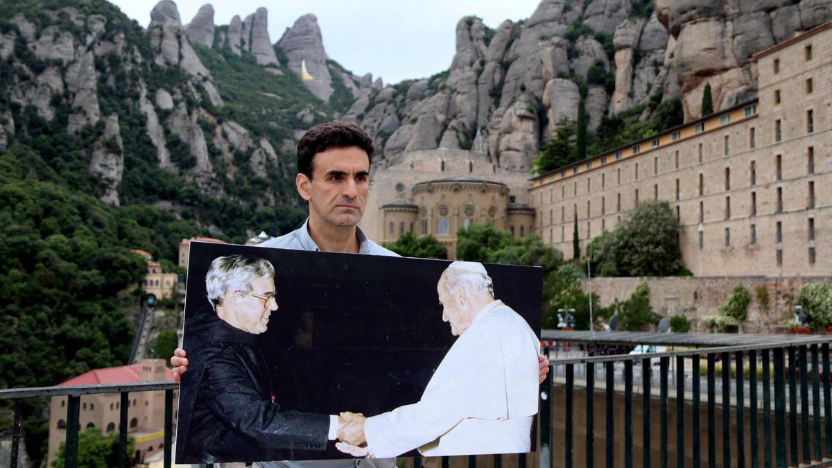 Miguel Hurtado mostra una fotografia del seu abusador, el monjo Andreu Soler, saludant Joan Pau II, a Montserrat