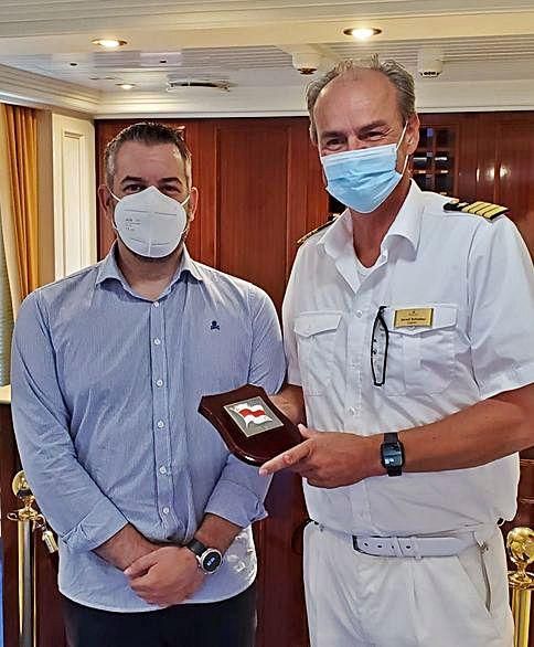 Pérez y Cía, que actuó como agente, entregó una metopa al capitán, Gerald Schöber.