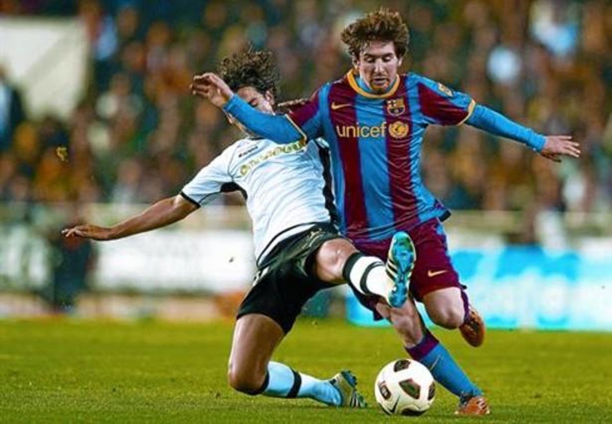 Messi esquiva l’entrada de Costa en una acció del partit d’ahir.