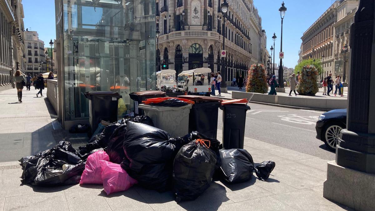 Basura acumulada en la confluencia entre Sevilla y Alcalá este miércoles, segundo día de la huelga.