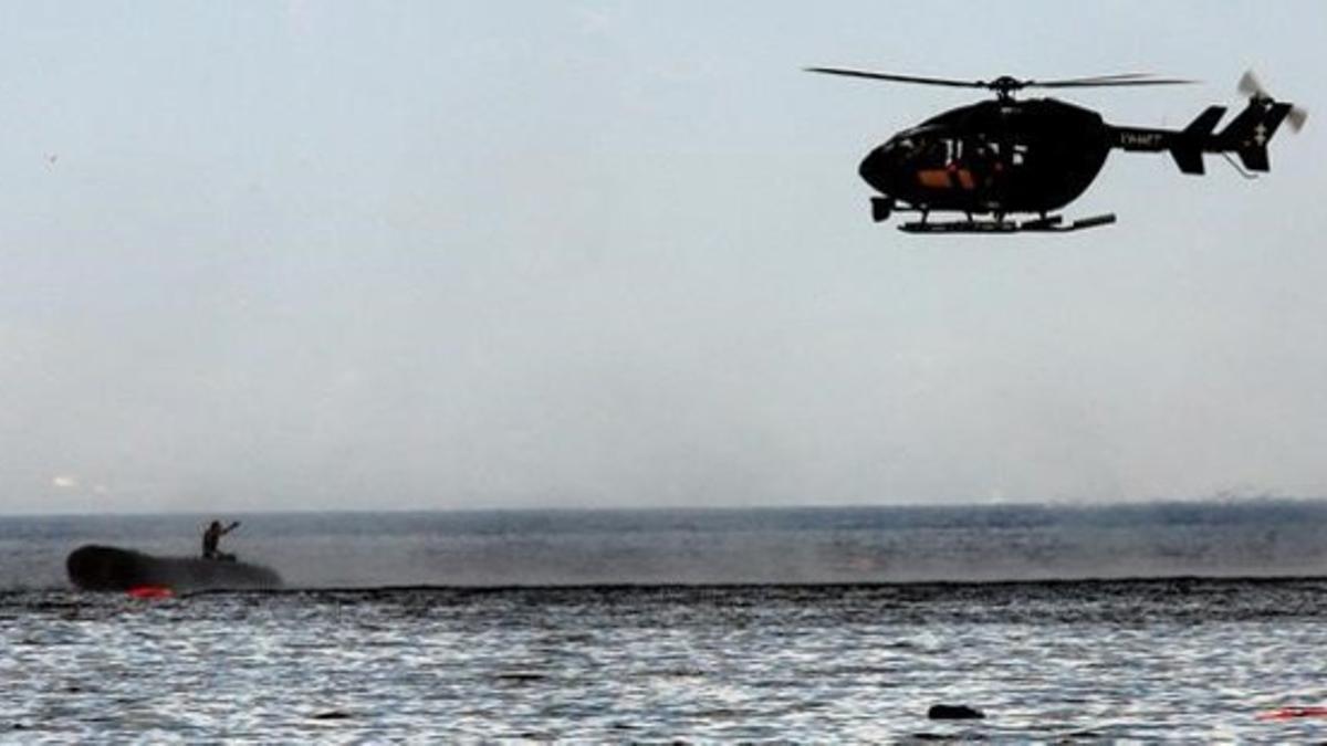 Un helicóptero de Frontex persigue a un presunto traficante de personas en aguas de Lesbos (Grecia), el 24 de septiembre.