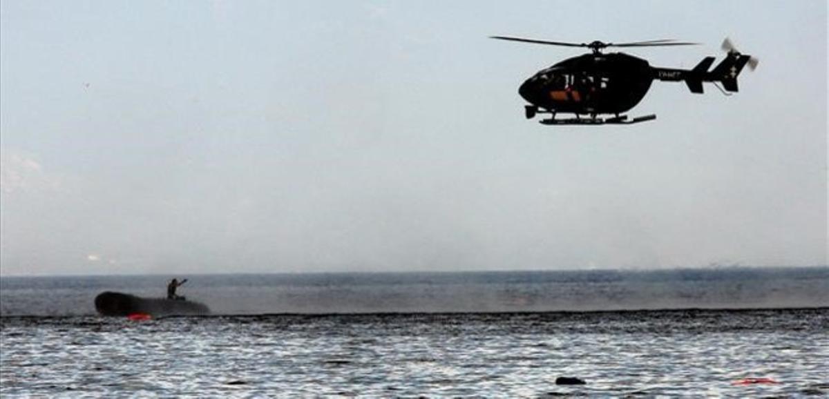 mbenach32121677 a frontex helicopter stops a dinghy with a suspect151215174037