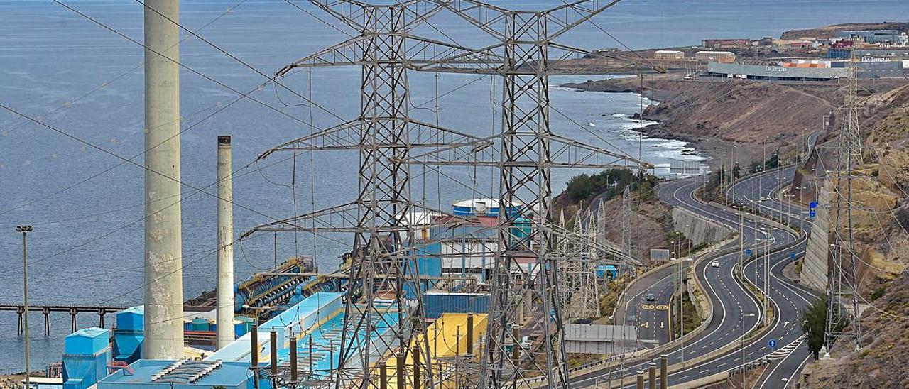 Torretas de distribución eléctrica a la salida de Las Palmas de Gran Canaria. | |