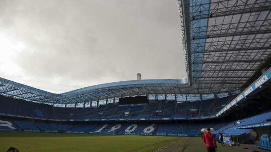 La rehabilitación de Riazor, ejecutada. De entre las partidas destinadas a inversiones de este año, una de las que consiguió mayor grado de ejecución fue la reforma de las cubiertas del estadio de Riazor. Con un 97,9% de ejecución, la instalación municipal luce renovada para los partidos del Dépor tras una inversión de 6 millones, de los 6,2 previstos inicialmente.