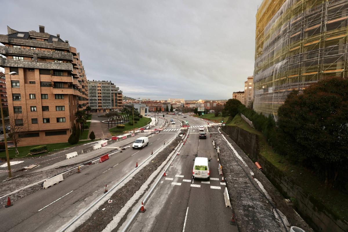 Aspecto que presentaba ayer la Ronda Sur, con la nueva medianda ya trazada.