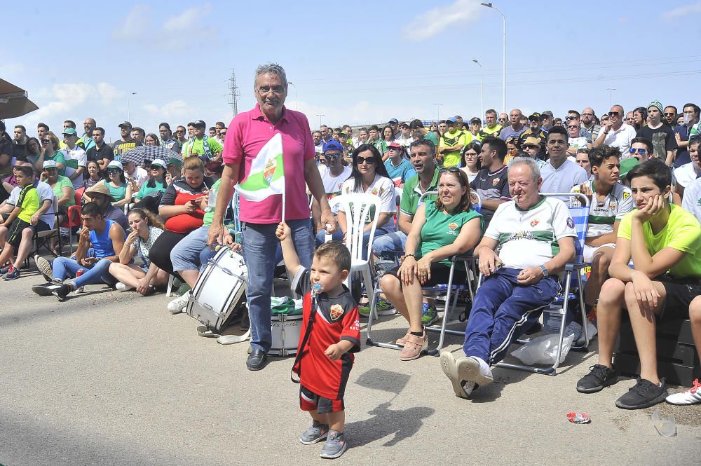 Unos mil aficionados ven el triunfo del Elche en pantalla gigante junto al estadio Martínez Valero