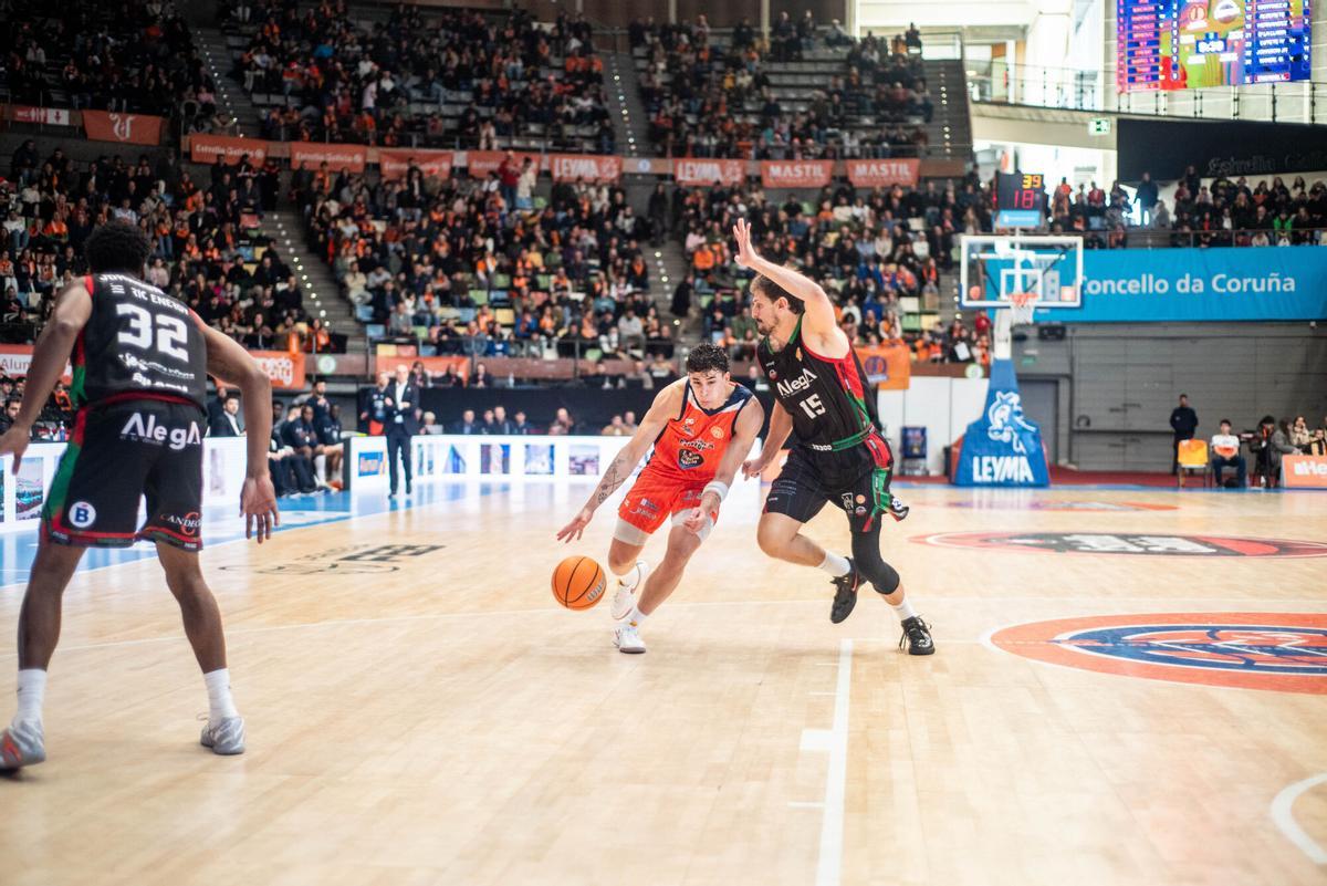 Pablo Hernández defiende a Caio Pacheco en el partido del Coliseum.