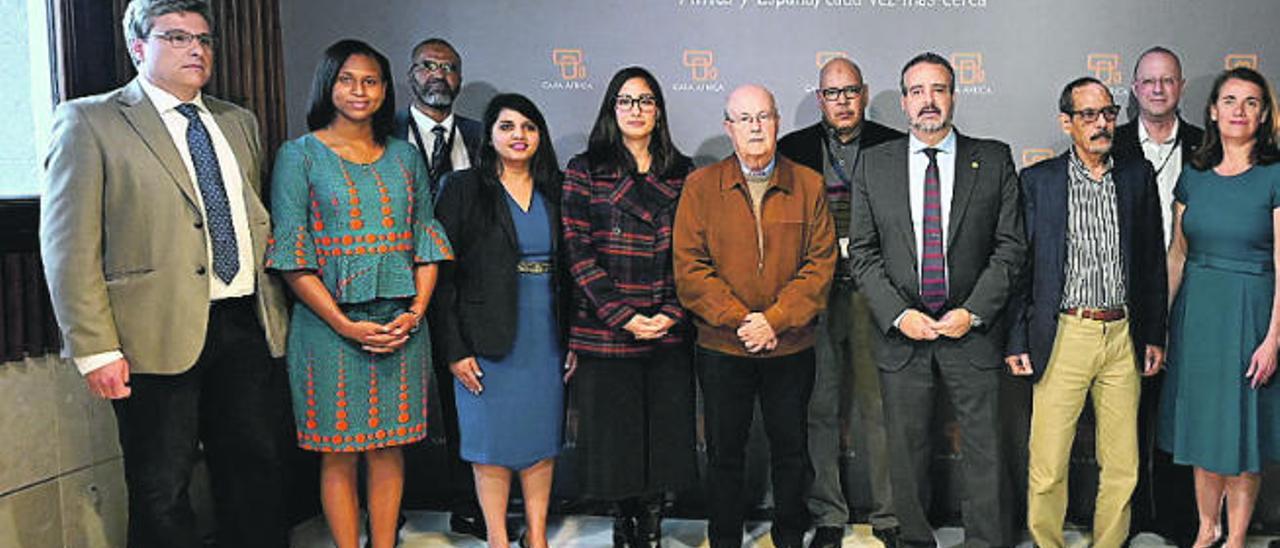 El responsable de la jornada, Juan Ruiz Alzola (i), y ponentes, junto al rector Rafael Robaina (8i), el director de Casa África, José Segura (6i), y la directora general de Asuntos Económicos con África, Nasara Cabrera (5i).