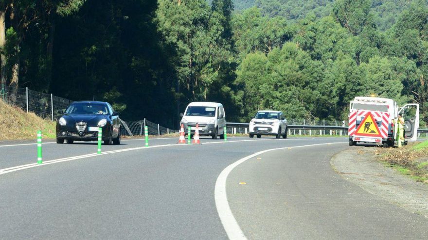 La Xunta instala balizas en el Corredor para reducir el riesgo de choques frontales