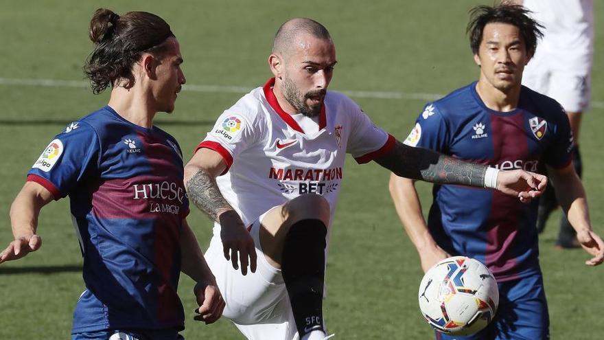 El defensa del Sevilla Aleix Vidal ante el Huesca.