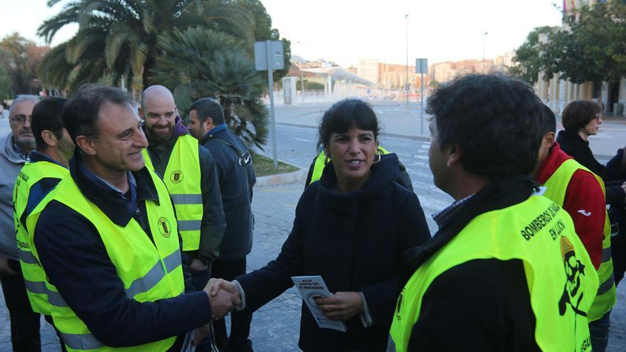 Teresa Rodríguez saluda a los bomberos de Málaga.