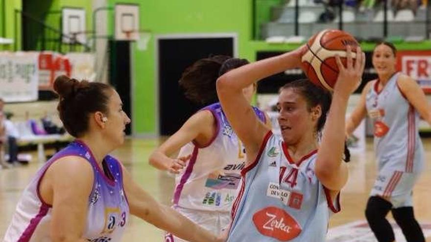 Raquel Carrera, con la pelota, en el partido del viernes. // J. Lores