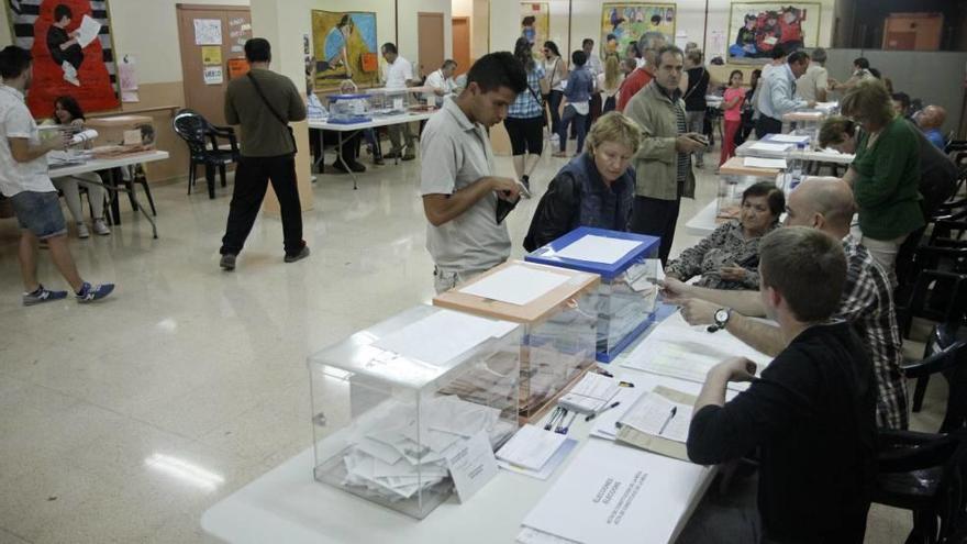 Más de 7.000 personas deberán presentarse el domingo a las 8:00 horas para abrir los colegios electorales de Balears.