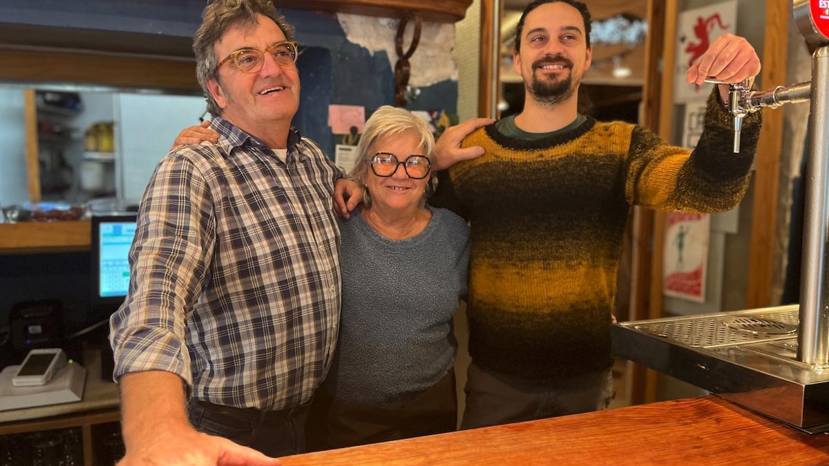 Guillem Cànoves, Cati Rigo y su hijo Joan, en la barra de Can Lliro, el emblemático local de Manacor.