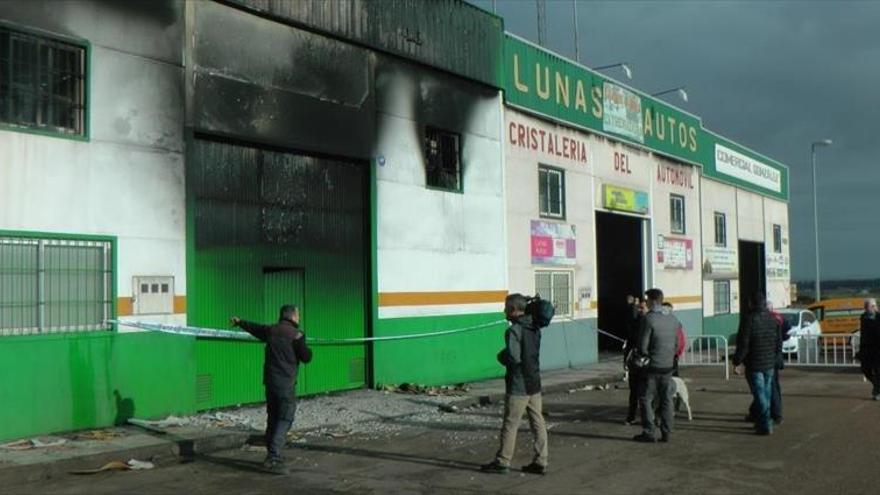 Un aparatoso incendio destruye un taller mecánico en Las Cumbres