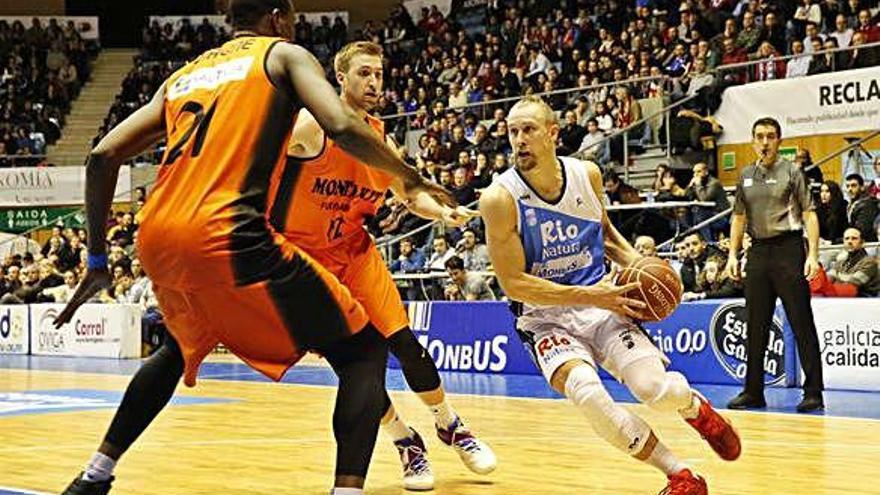 Dulkys (dreta) en una imatge de la temporada 2016-27, quan va jugar a l&#039;Obradoiro de Santiago