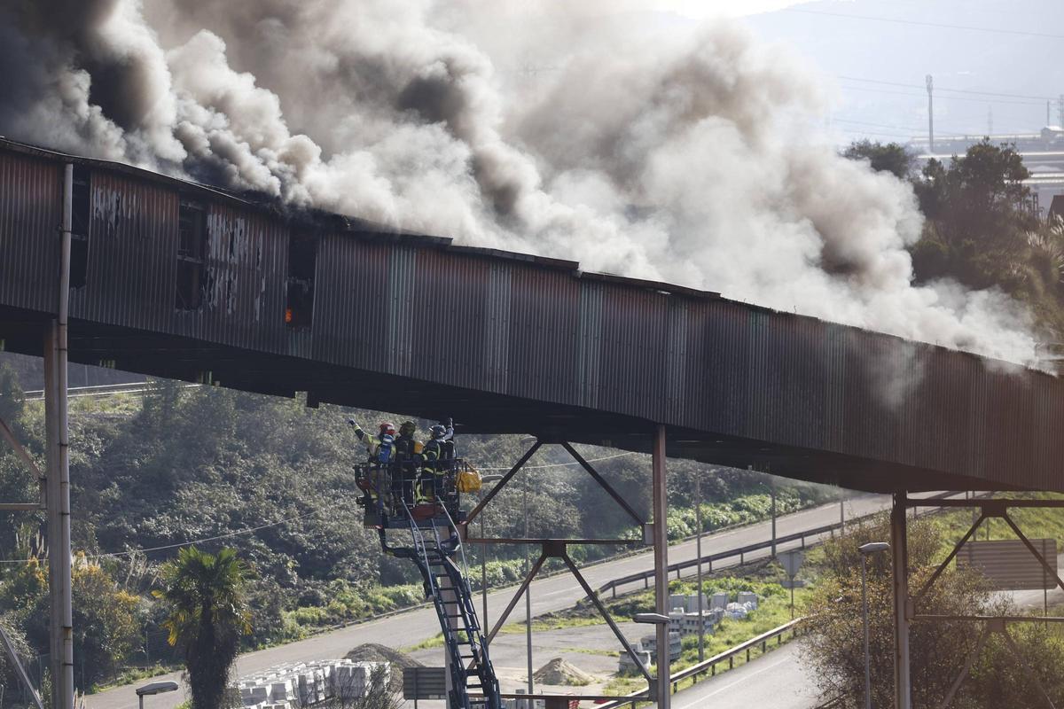 El despliegue policial en Gijón por un incendio en una de las cintas de carbón de Veriña, en imágenes