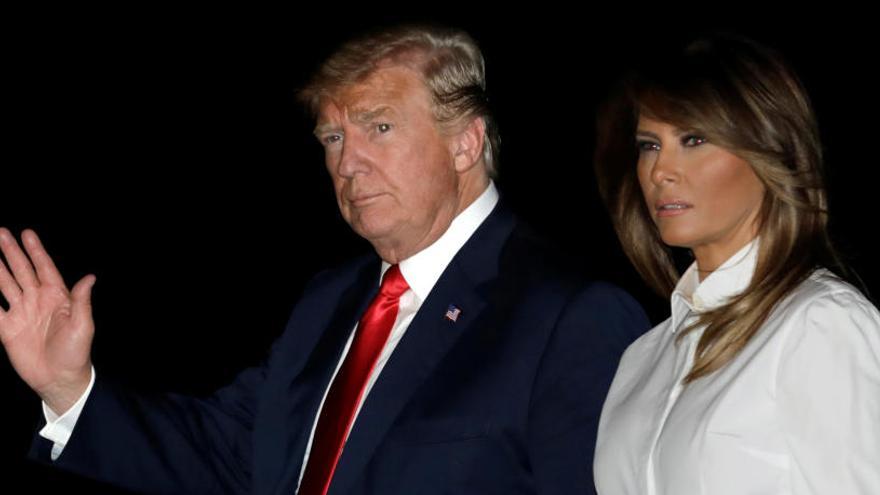 Donald Trump, con Melania al regresar este lunes a Washington.