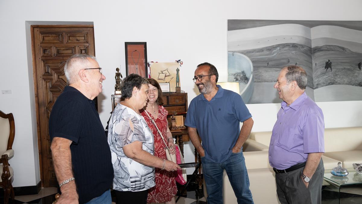 Morales se reúne con la Asociación Cultural Extremeña Zurbarán.