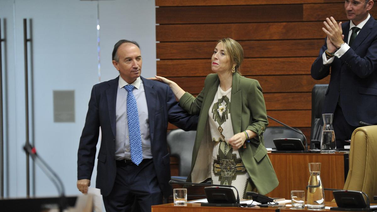 Laureano León, nuevo secretario de la Mesa de la Asamblea, saluda a la presidenta de la Junta, María Guardiola.