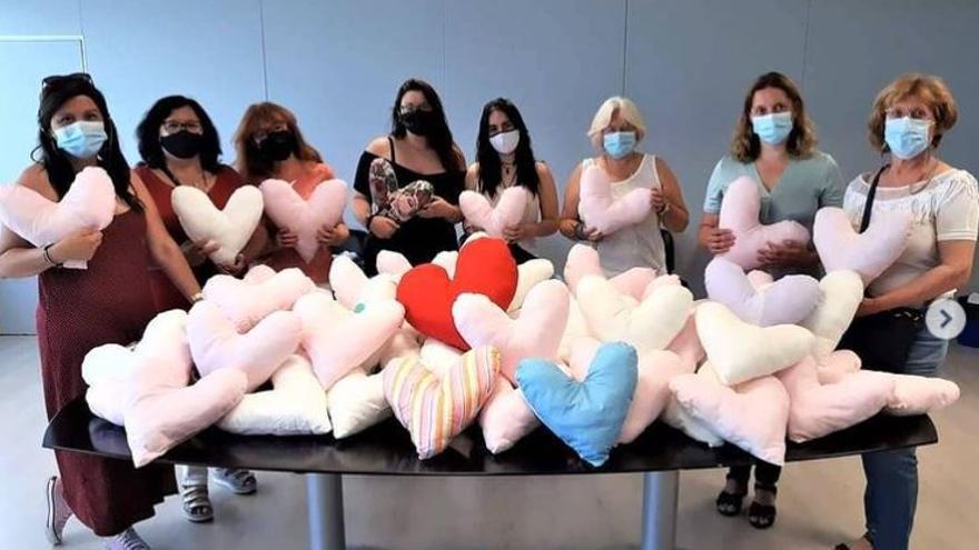 Cojines corazón para aliviar los efectos de una intervención quirúrgica de cáncer de mama