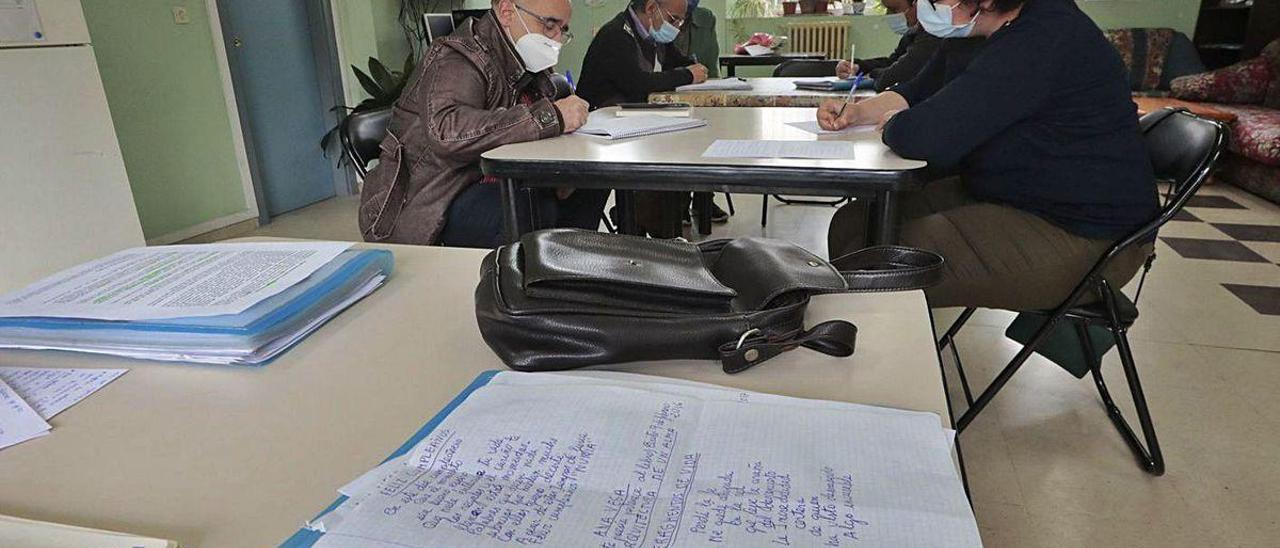 Asistentes al taller de poesía de Afesa, ayer, en su sede avilesina.