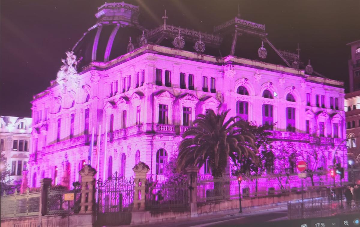 La fachada de la Junta, de color morado por el 8M
