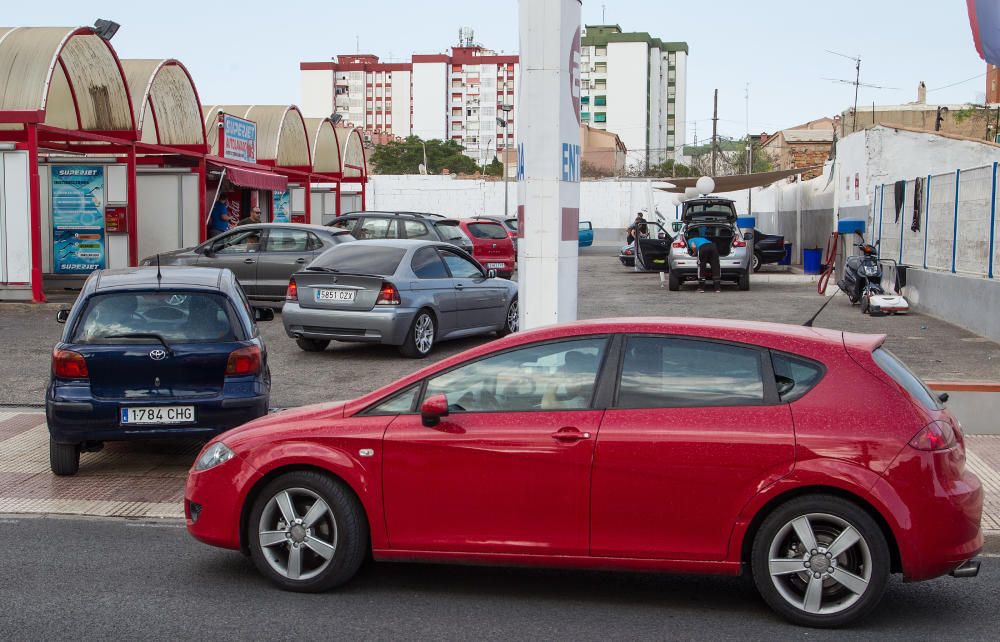 Los lavacoches de Alicante hacen su agosto tras la lluvia de barro del domingo