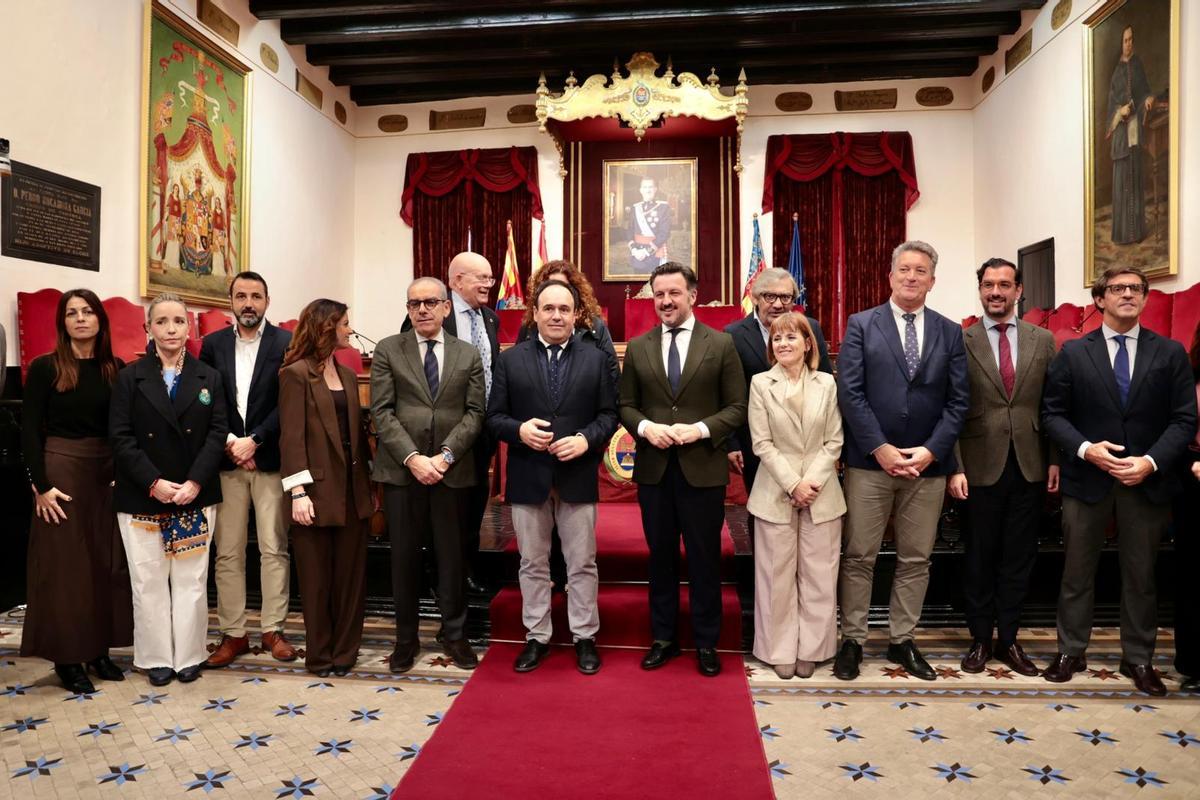 Foto de familia con concejales y cargos del Ejecutivo valenciano, tras la firma.