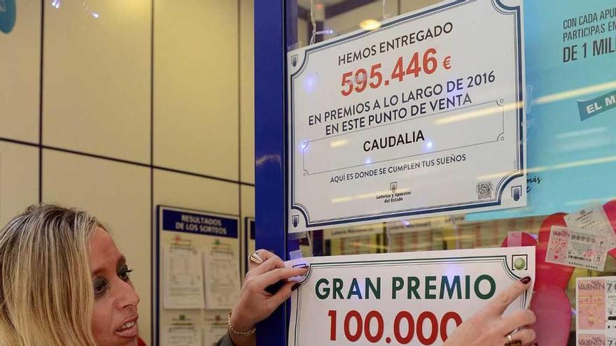 Patricia Sánchez, en su administración del centro comercial Caudalia, ayer, con un cartel del premio.