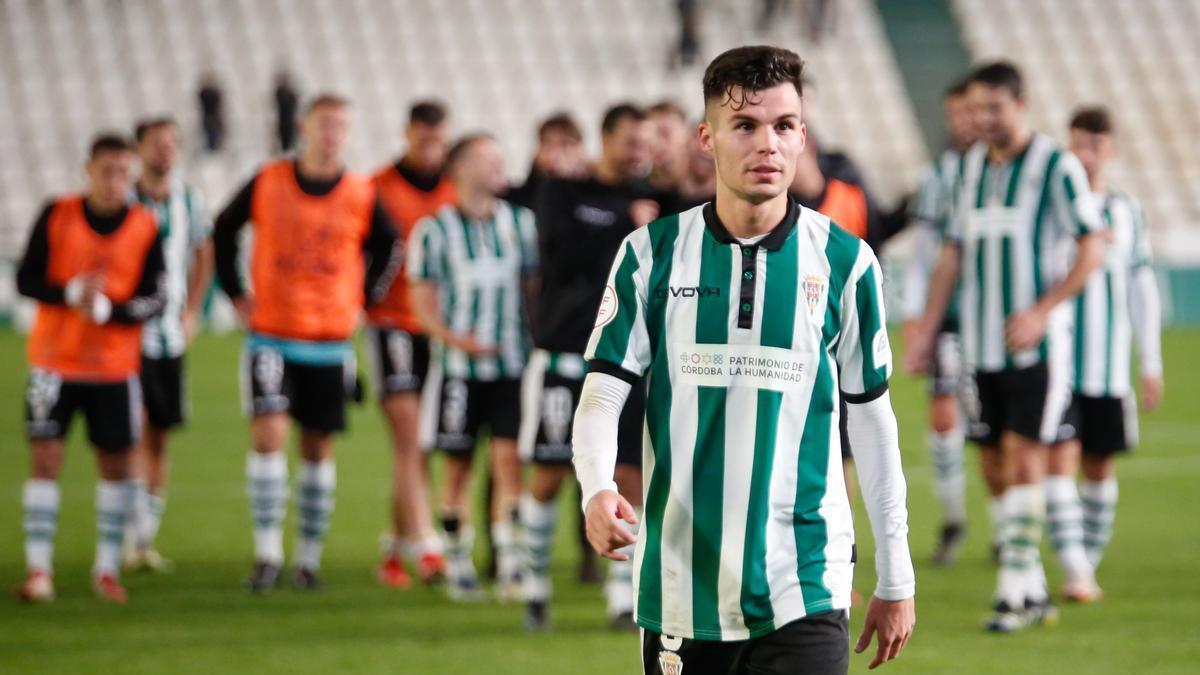 Luismi Redondo se dirige a los aficionados de fondo sur tras la victoria del Córdoba CF ante el CD Ebro.