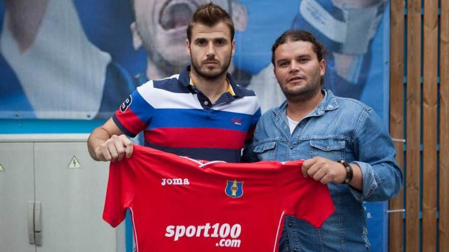 Gabri, a la izquierda, junto al director deportivo del Tuilla, Vicente Díaz.