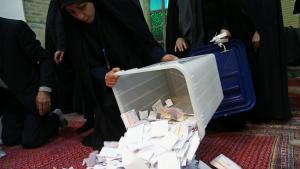 Trabajadores electorales se disponen a escrutar votos en un colegio de Teherán, en una imagen de archivo.