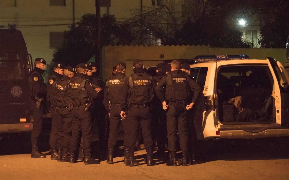 GRAF1563. ALBALATE DEL ARZOBISPO (TERUEL), 14/12/2017.- El operativo desplegado por la Guardia Civil en Andorra continúa buscando al individuo que hoy ha asesinado a al menos tres personas (dos agentes de la Guardia Civil y un ciudadano) entre las poblaciones de Albalate del Arzobispo y la localidad minera de Andorra. EFE/Antonio Garcia