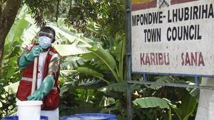 Un trabajador se sanea en Mpondwe, ciudad de Uganda fronteriza con la República Democrática del Congo.