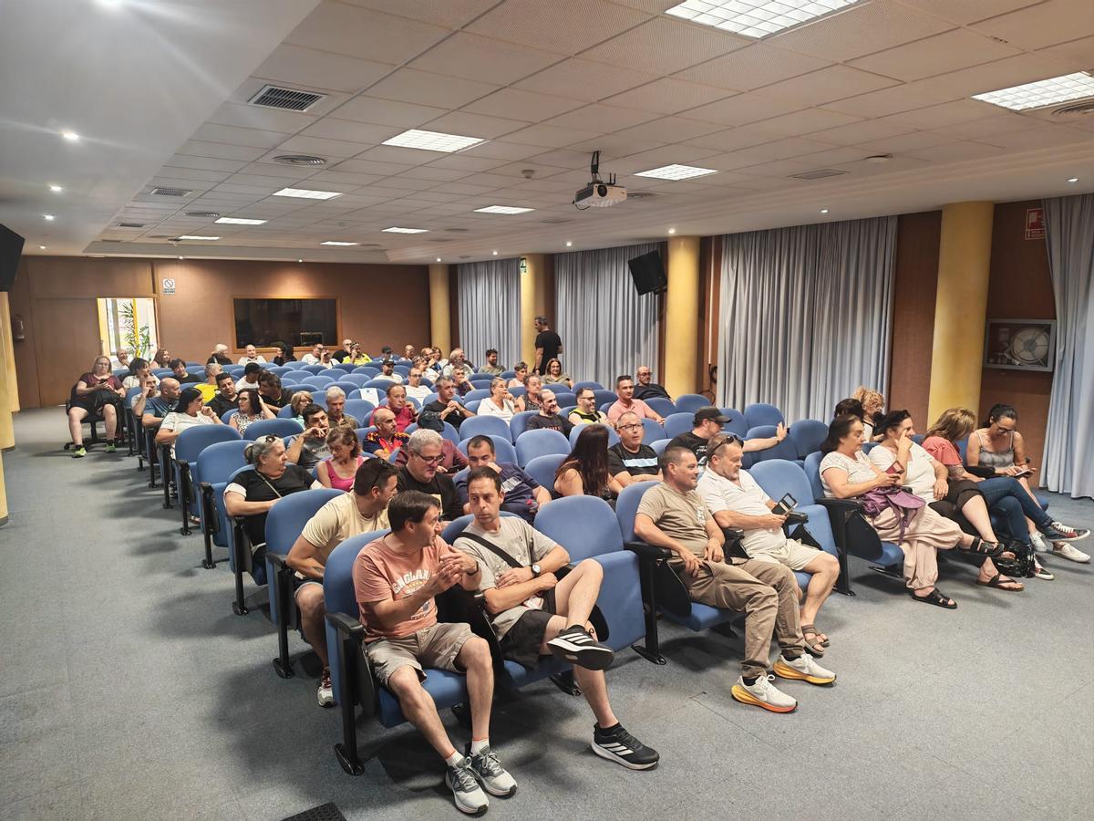 Asistentes a una de las asambleas donde se acordó ir a la huelga.