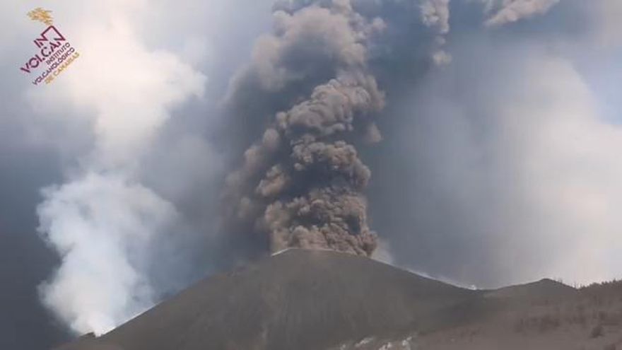 Aumenta la sismicidad y la ceniza que emite del volcán de La Palma