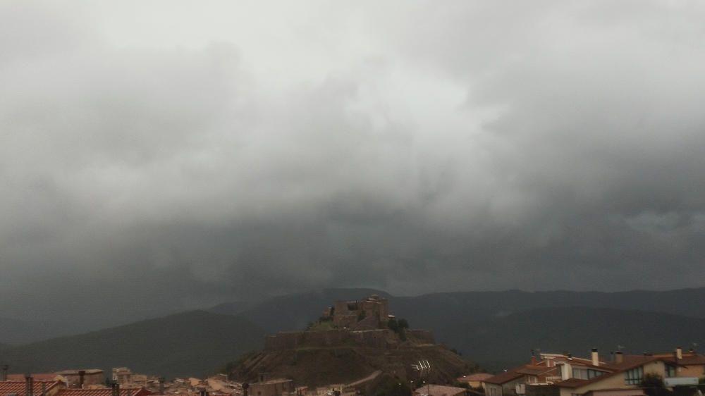 Cardona. Cel amenaçador, carregat i fosc.