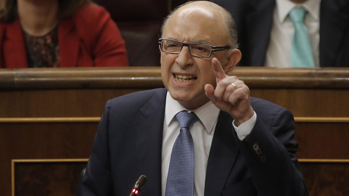 El ministro de Hacienda, Cristóbal Montoro, en la sesión de control al Gobierno este miércoles en el Congreso.