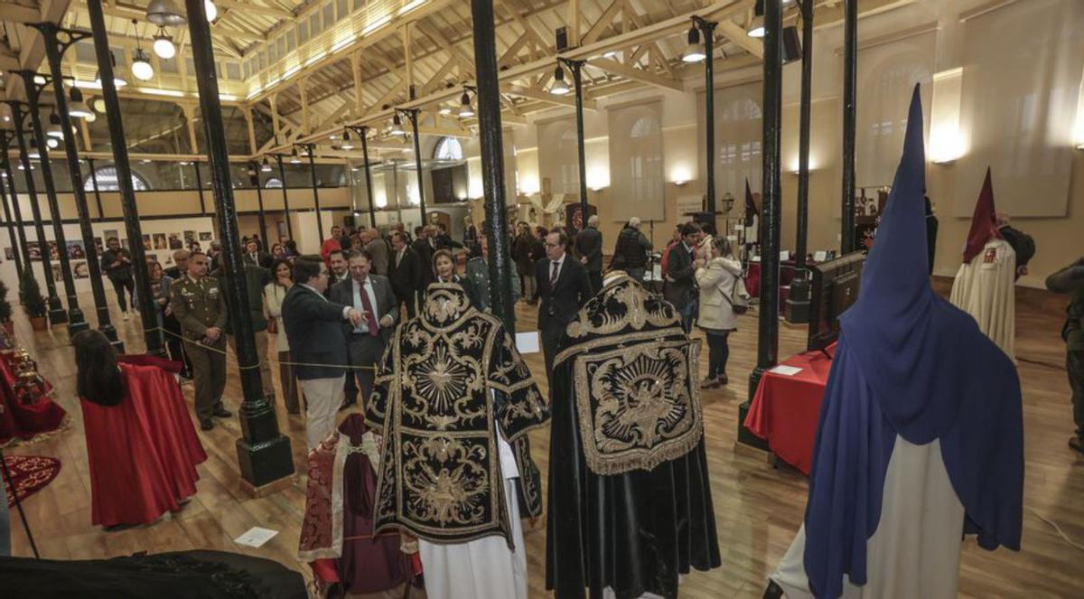 Gabriel Núñez, del Santo Entierro, guía en una visita a la muestra a Alfredo Canteli, Esther Fernández, Carlos Montero y Mario Arias. | Irma Collín