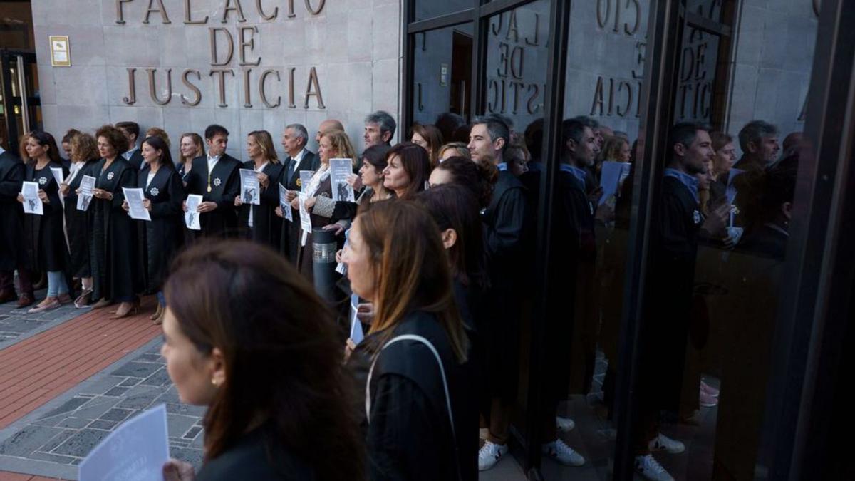 Concentración ante el Palacio de Justicia de la capital tinerfeña. | |