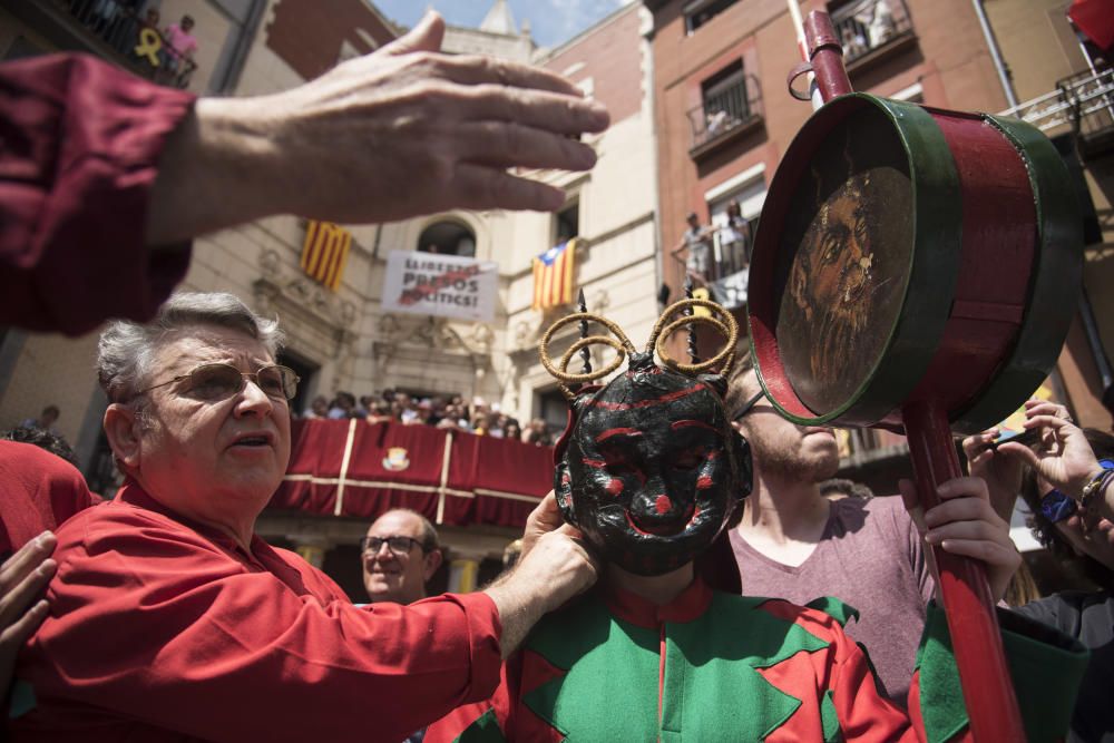 El salt de maces de la Patum de lluïment