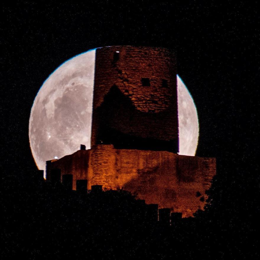 La luna azul tras el castillo de Capdepera.