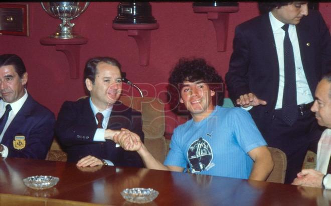 Muere Diego Armando Maradona por un paro cardiaco a los 60 años. Josep Lluís Núñez y Diego Armando Maradona se dan la mano en la firma del contrato de Maradona con el FC Barcelona el 4 de junio de 1982 en el Camp Nou.