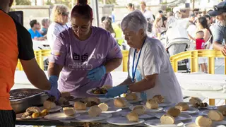 Bonito, fiesta y sabor en Arguineguín: 400 kilos en el asadero más popular del verano